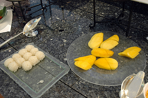 aikidol 從自己的圖庫裡還真的找不到市井賣的芒果糯米的照片，只好拿東方文華自助餐的高檔點心圖來湊數...